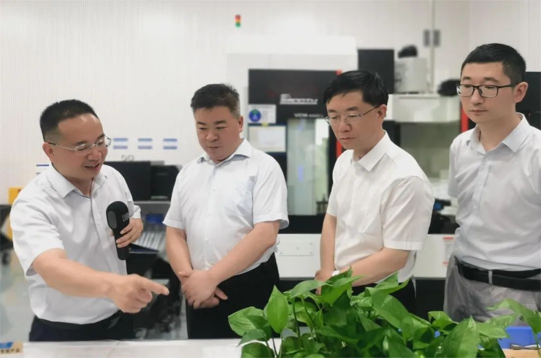 望城區(qū)委書記秦國(guó)良來(lái)公司調(diào)研